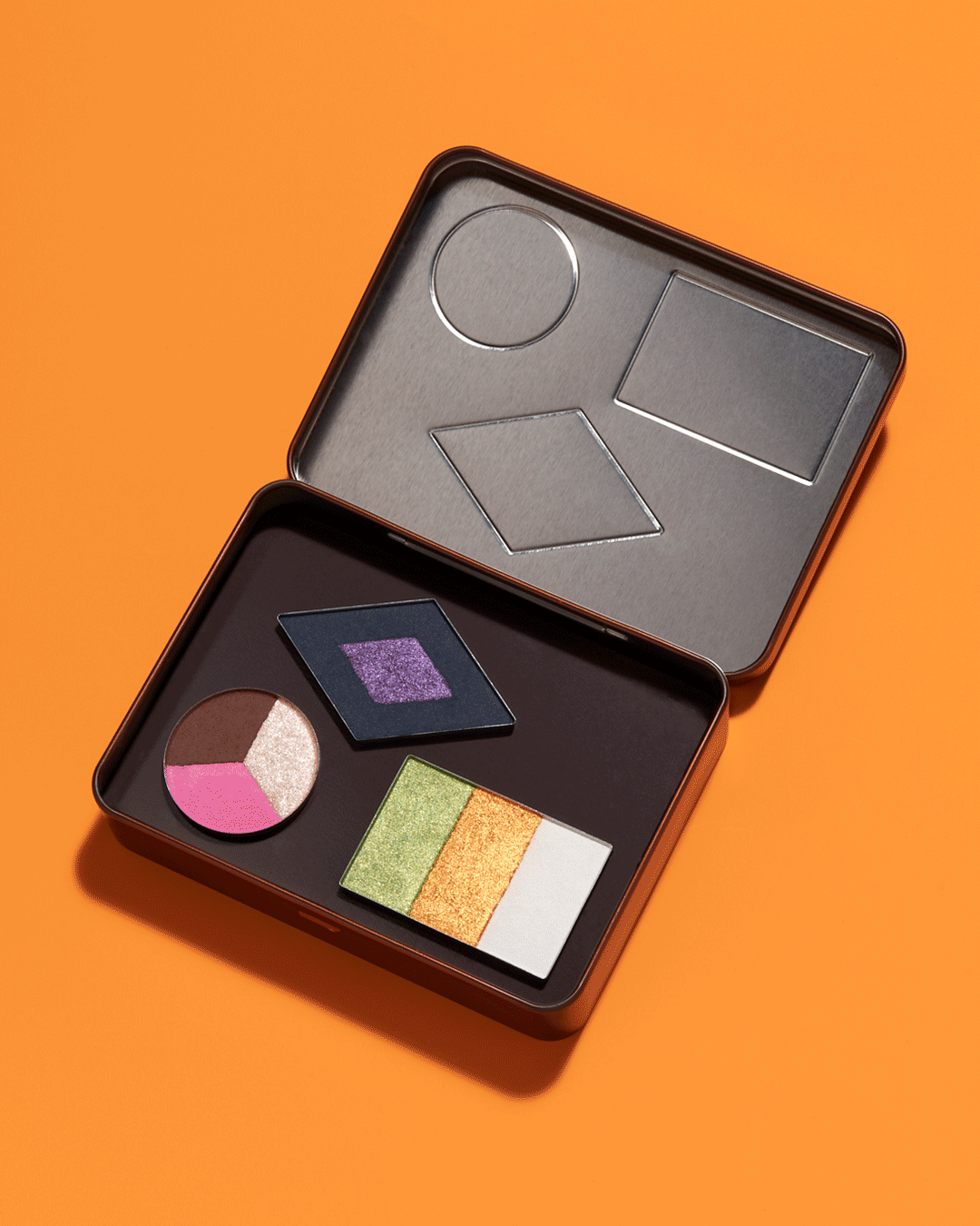 THE MAGNETIC MOVEABLE MAKEUP KIT